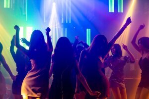 silhouette_image_people_dance_disco_night_club_music_from_dj_stage
