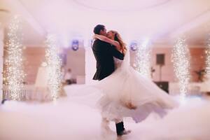 passionate_newlyweds_dancing