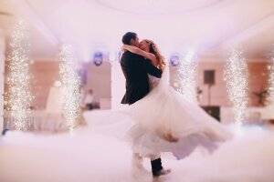 passionate_newlyweds_dancing